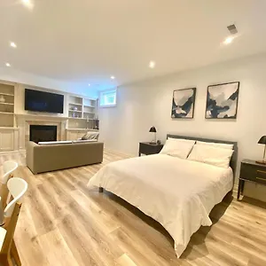  Guest house Spacious Bedroom With Living Area And Free Parking In Midtown Canada
